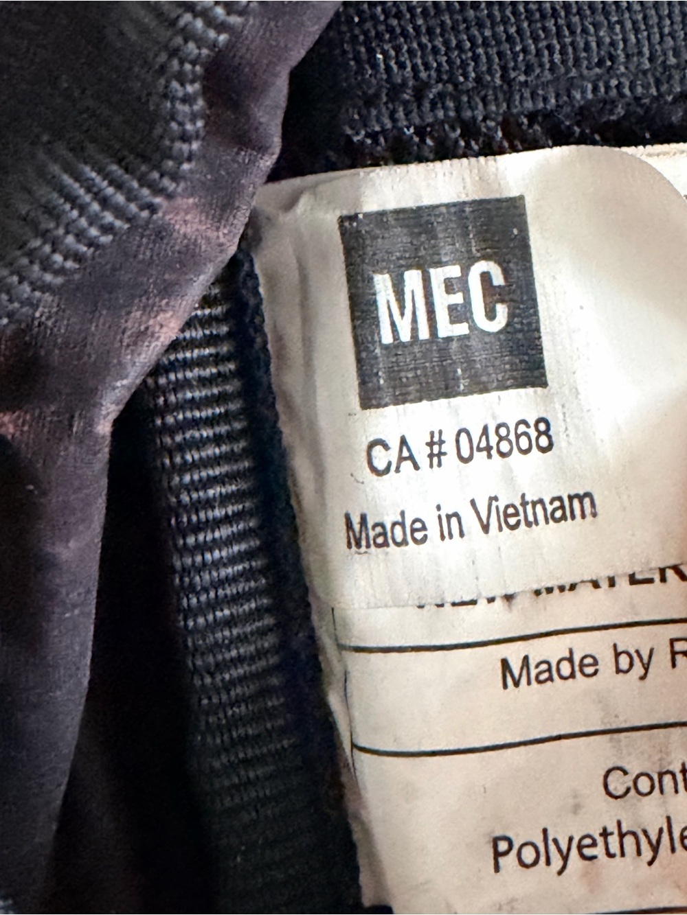 MEC Black Lightweight Daypack Hiking Backpack - Picture 4 of 8